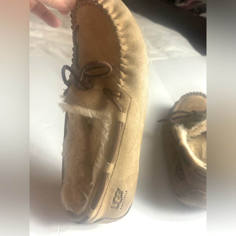 UGG| UGG Australia Dakota Moccasin slippers. Color Tan size 8 - Picture 11 of 15
